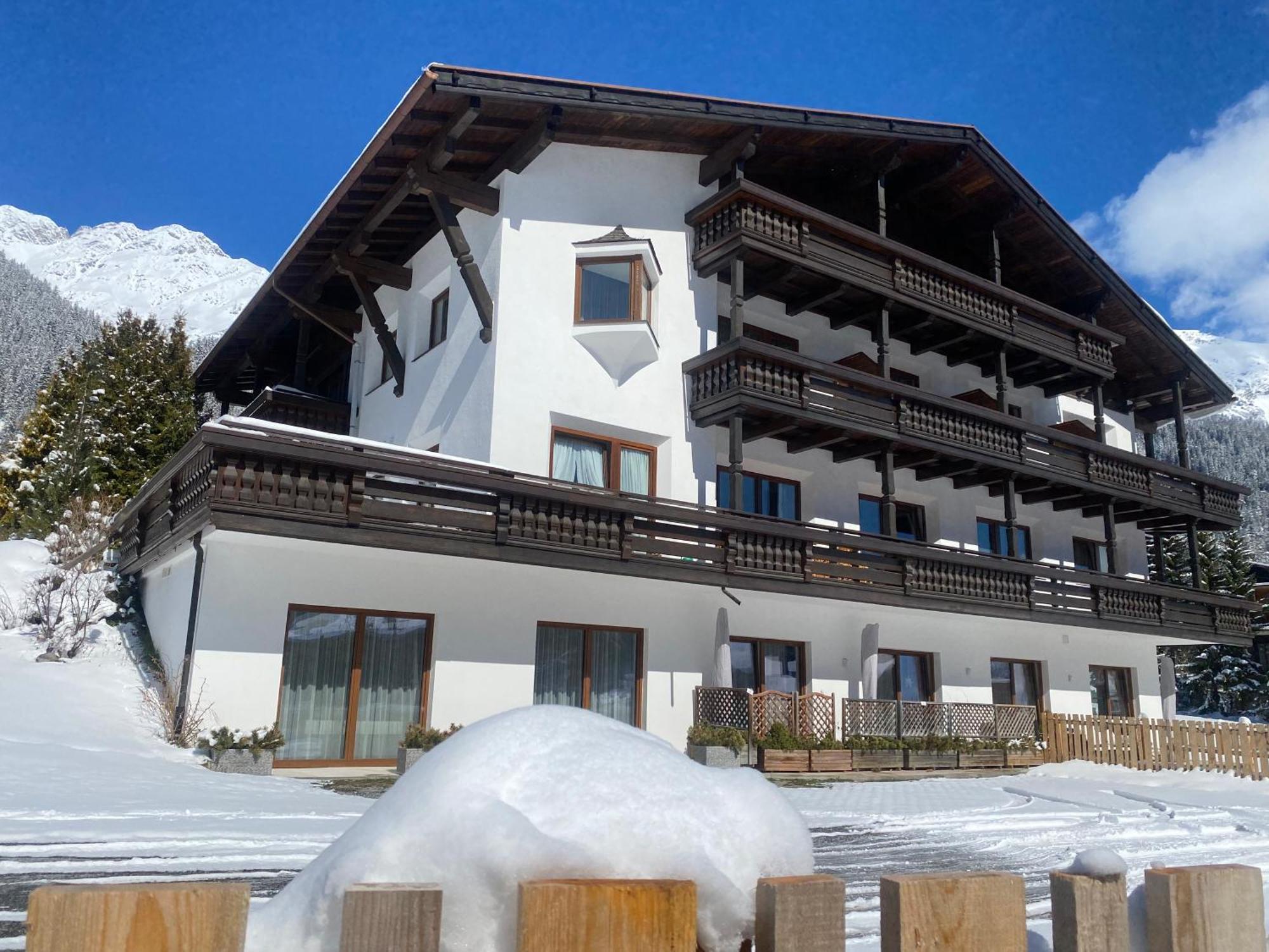Quality Hosts Arlberg - Afoch Fei - Das Landhaus Sankt Anton am Arlberg Bagian luar foto